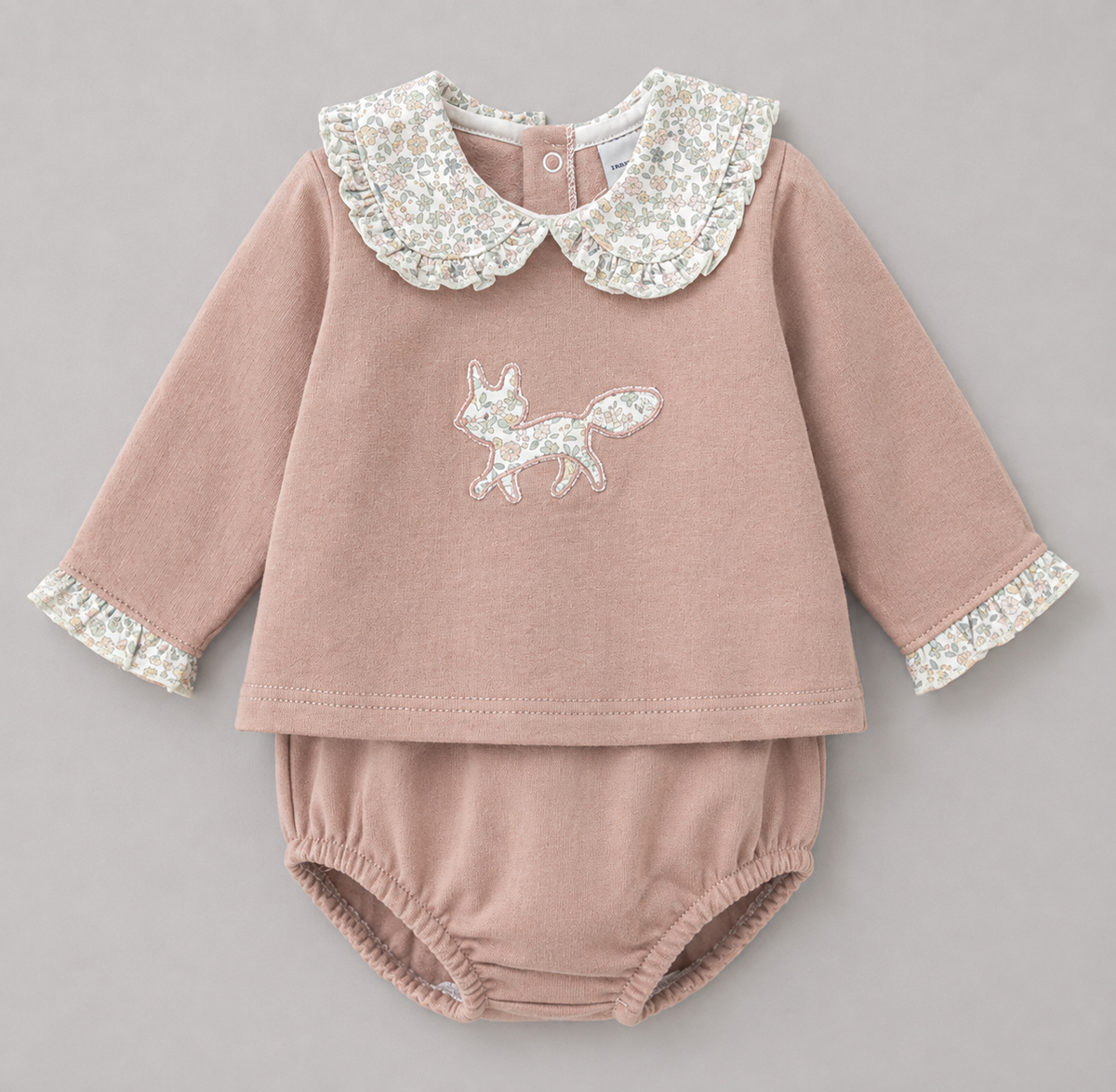 Conjunto Bebé Rosa con Cuello Floral y Zorrito
