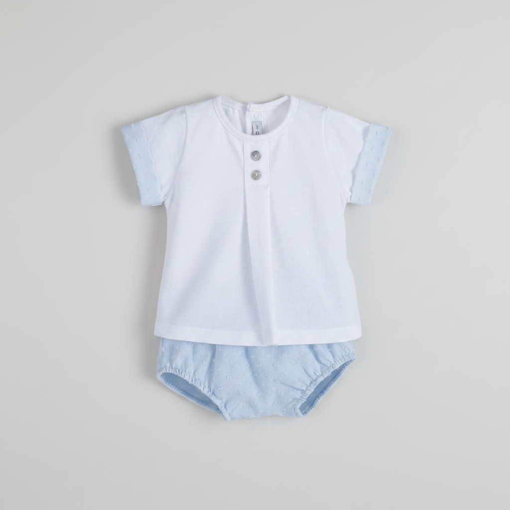 Conjunto bebé con camiseta blanca y cubrepañal azul celeste
