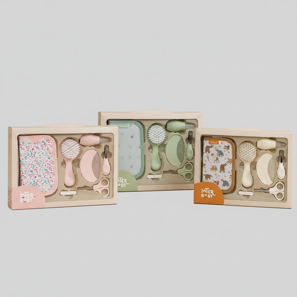 Set de aseo para bebé Interbaby sobre fondo gris perla