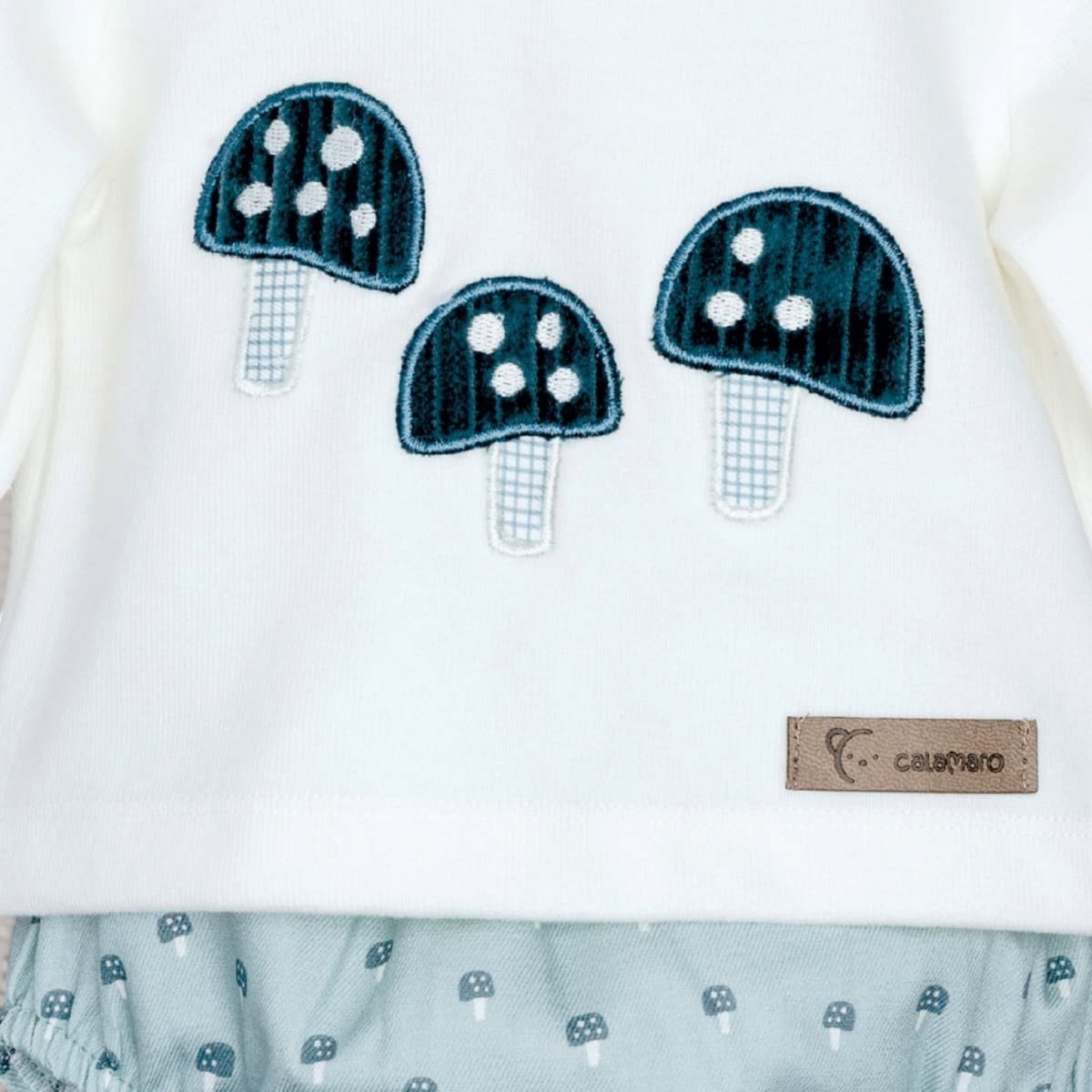 Conjunto NAVIA Calamaro con jersey blanco de setas bordadas y pololo verde agua estampado para bebé