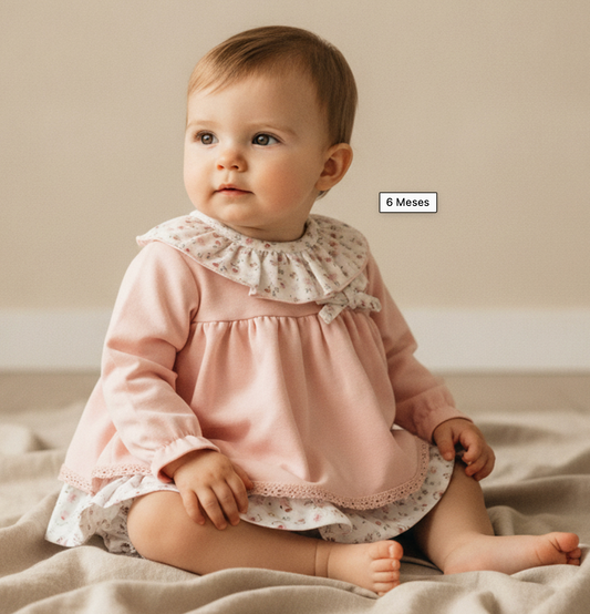 Vestido rosa de bebé con cuello floral