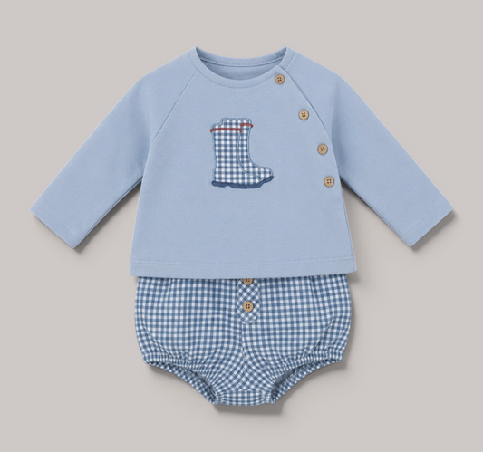 Conjunto de bebé NAVIA azul claro con camiseta de manga larga, braguita de cuadros vichy y detalle de bota bordada.