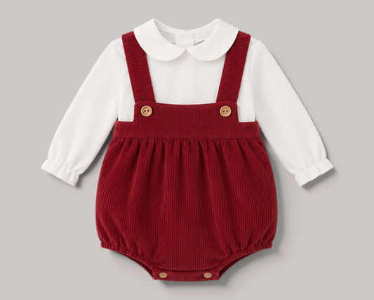 Conjunto NAVIA de bebé con ranita de pana burdeos y camisa blanca de cuello redondo, ideal para invierno.