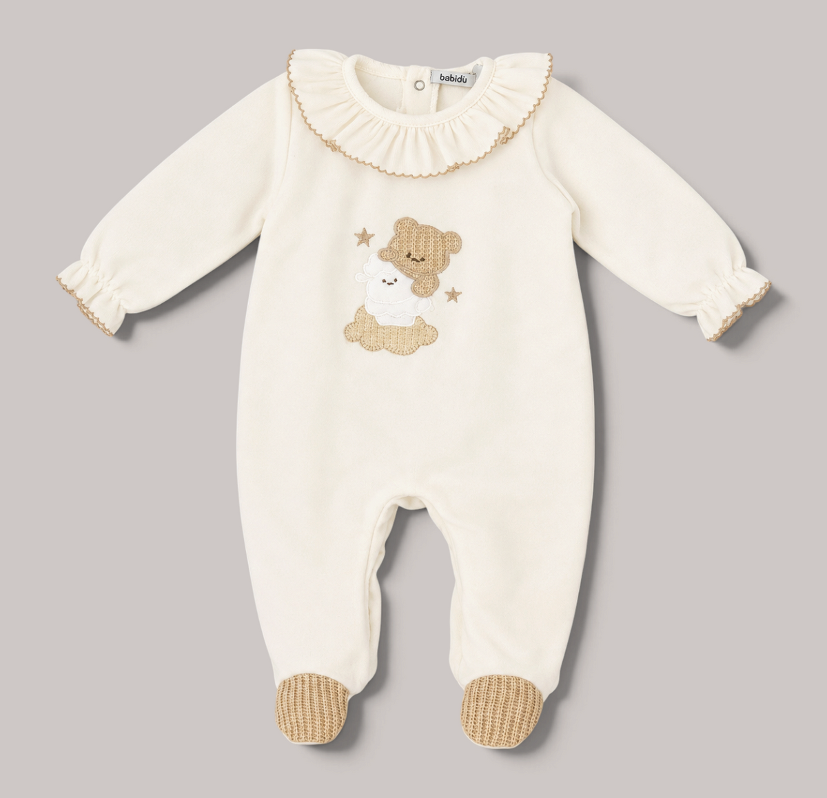 Pijama de bebé NAVIA BABIDU color crema con cuello volante, bordado de osito y pies en tejido de punto