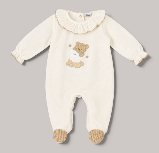 Pijama de bebé NAVIA BABIDU color crema con cuello volante, bordado de osito y pies en tejido de punto