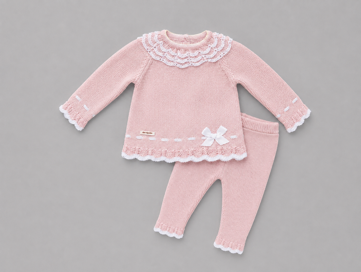 Conjunto de Punto Rosa con Volantes para Bebé