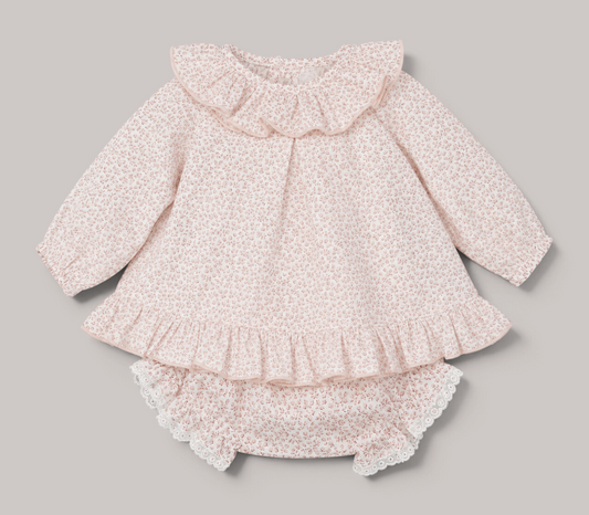 Conjunto de bebé NAVIA con estampado floral rosa, vestido de algodón con cuello volante y braguita a juego con encaje.