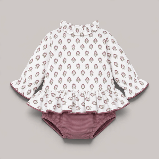 Conjunto NAVIA para bebé con blusa blanca de flores rosa y braguita a juego, cuello fruncido y volante de algodón.