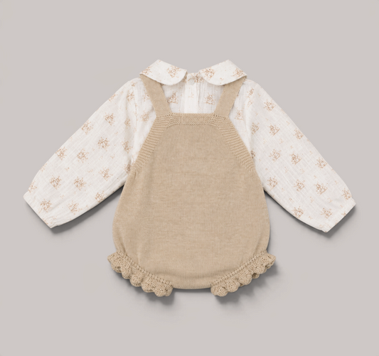 Conjunto NAVIA para bebé con camisa blanca estampada y ranita de punto beige con volantes en las piernas