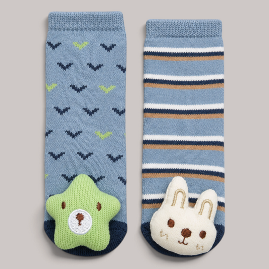 Pack de calcetines antideslizantes NAVIA para bebé en azul con detalles de estrella verde y conejito blanco en relieve