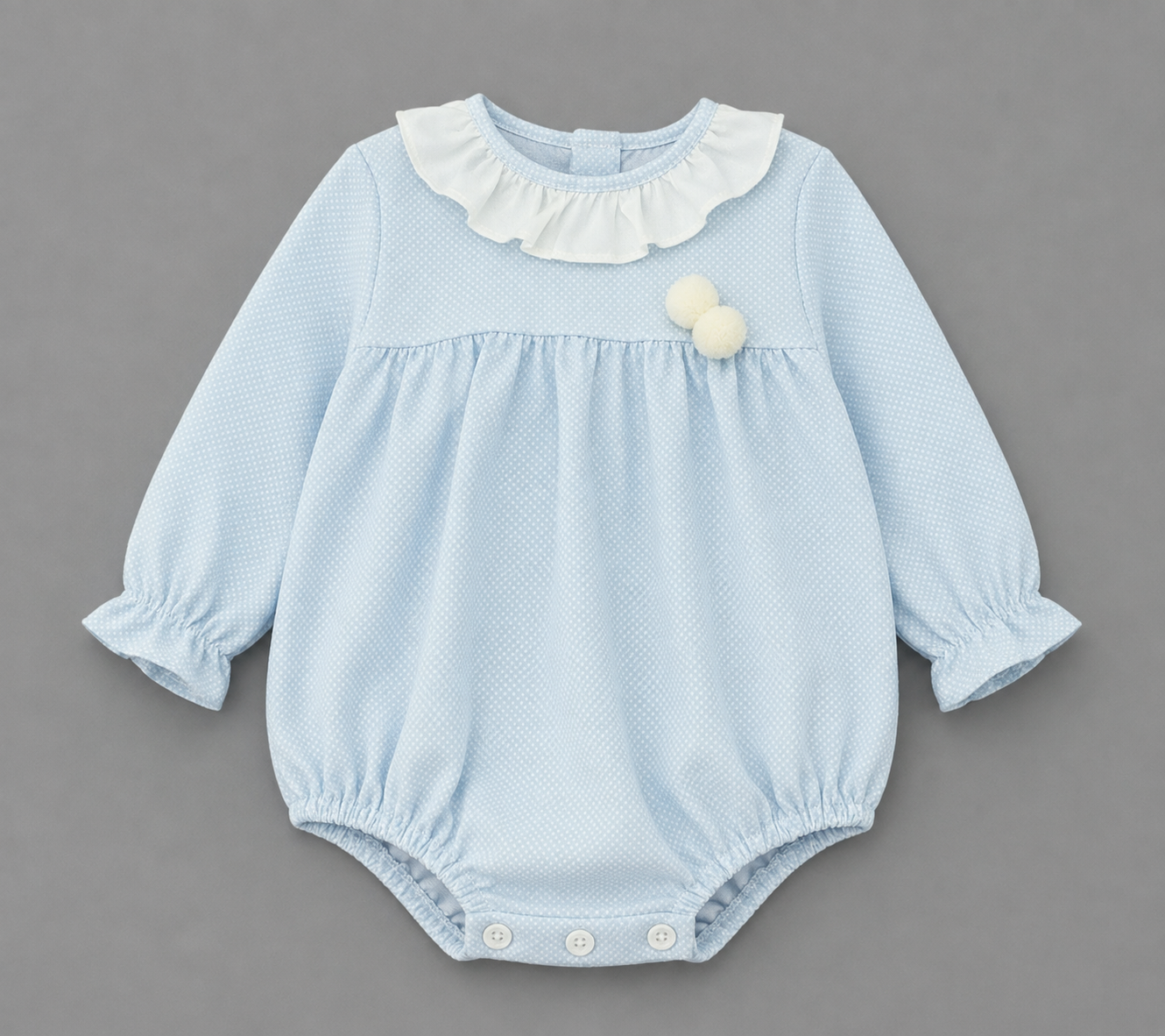 Pelele Bebé Celeste con Cuello Volante y Pompones