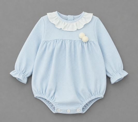 Pelele Bebé Celeste con Cuello Volante y Pompones