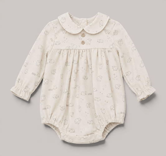 Pelele de bebé NAVIA en algodón color crema con estampado de ovejitas, cuello clásico y botones frontales.
