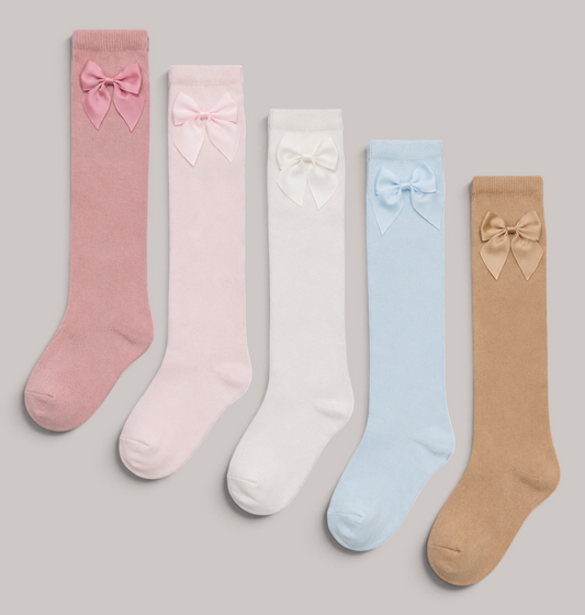 Calcetines altos de canalé NAVIA para bebé en colores pastel con lazo de raso decorativo, ideales para ceremonias.