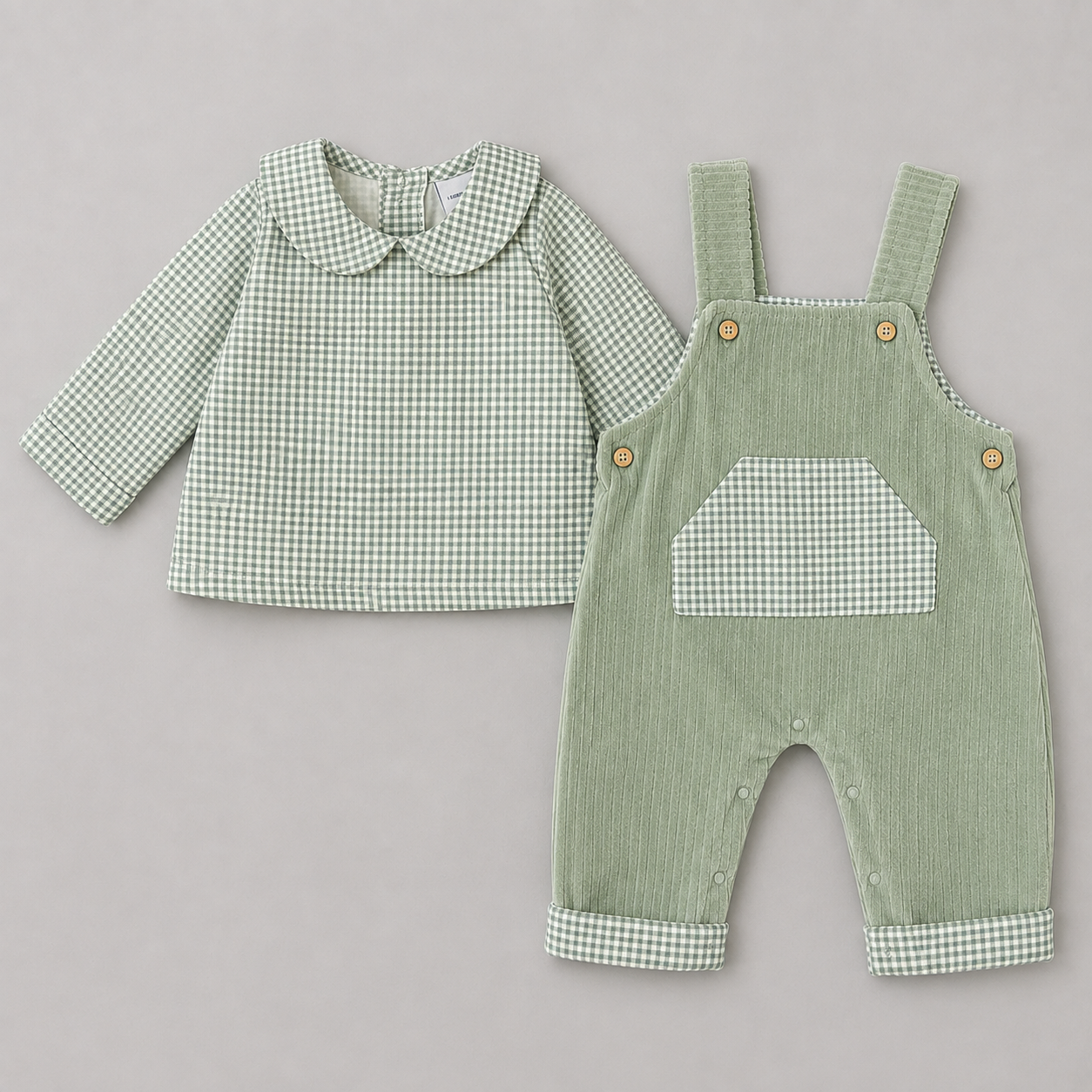 Conjunto bebé niña blusa cuadros vichy verde y peto de pana verde con bolsillo