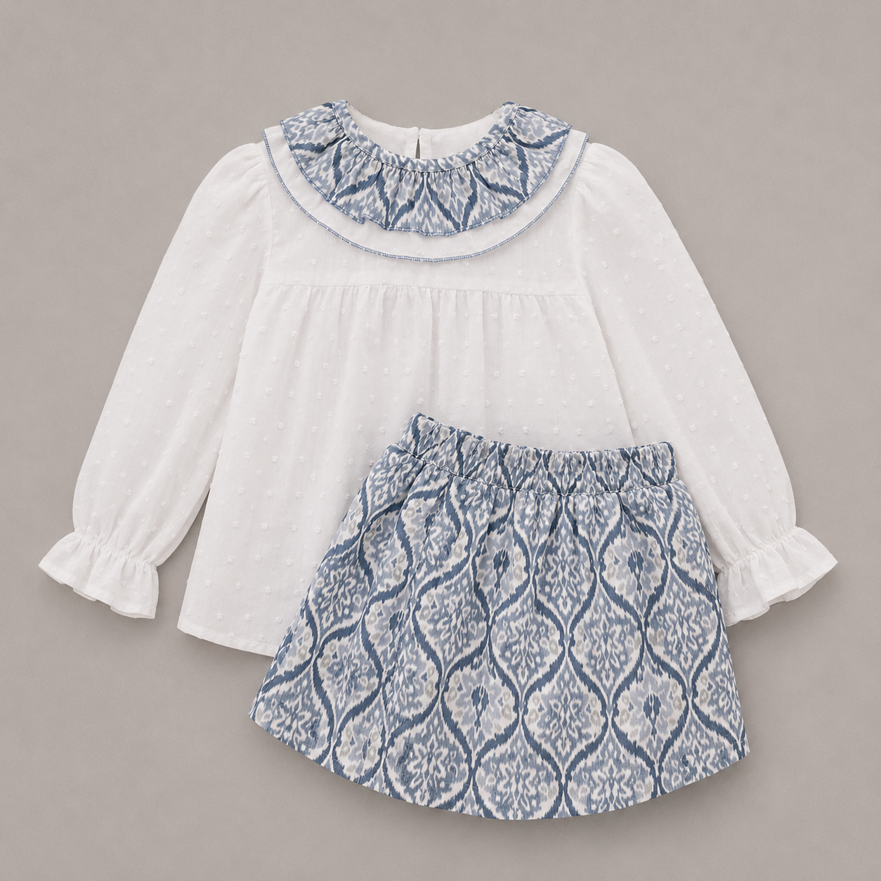 Conjunto niña blusa blanca plumeti cuello volante ikat azul falda ikat