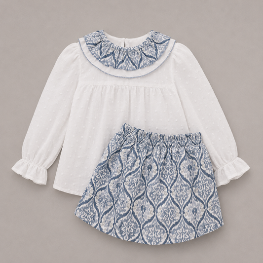 Conjunto niña blusa blanca plumeti cuello volante ikat azul falda ikat