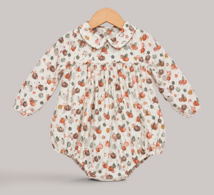 Ranita de bebé niña NAVIA de algodón con estampado de calabazas otoñales y cuello redondo, ideal para otoño.