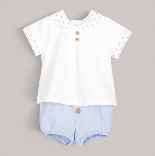 Conjunto NAVIA para bebé con camiseta blanca de cuello estampado y cubrepañal azul cielo con botones de madera