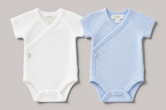Bodies de bebé NAVIA de algodón calado en blanco y azul con diseño cruzado transpirable y acabado artesanal