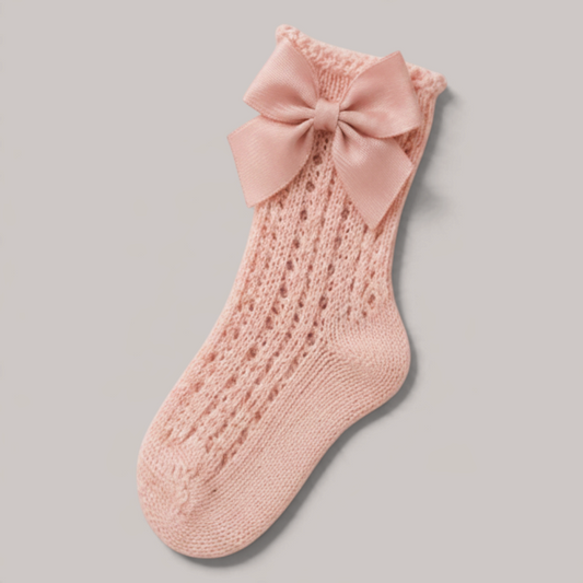 Calcetín alto NAVIA de algodón rosa con diseño calado y lazo decorativo, ideal para ceremonias y ocasiones especiales.