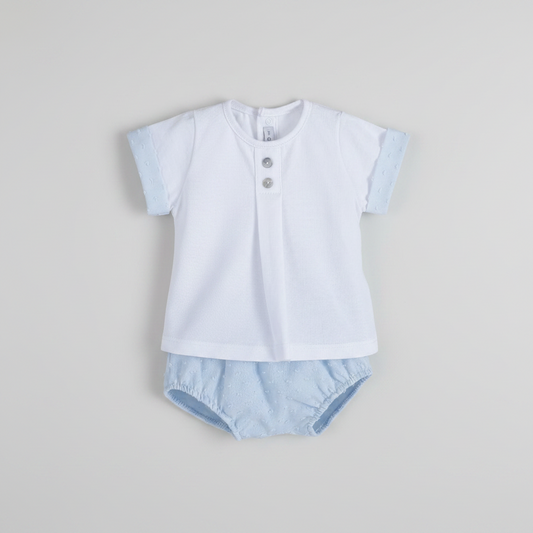 Conjunto bebé con camiseta blanca y cubrepañal azul celeste