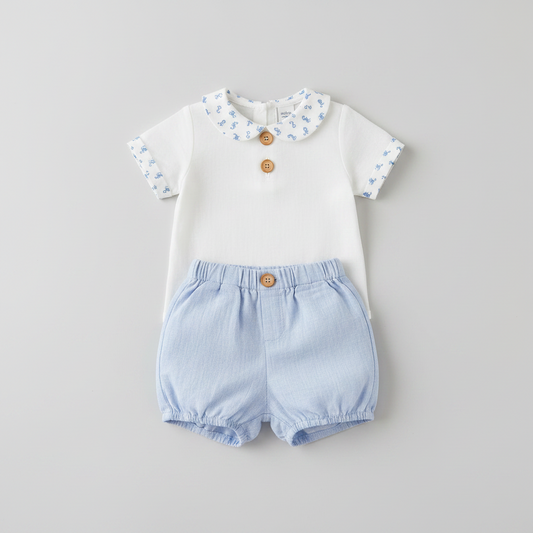 Conjunto bebé con camiseta blanca y cubrepañal azul cielo