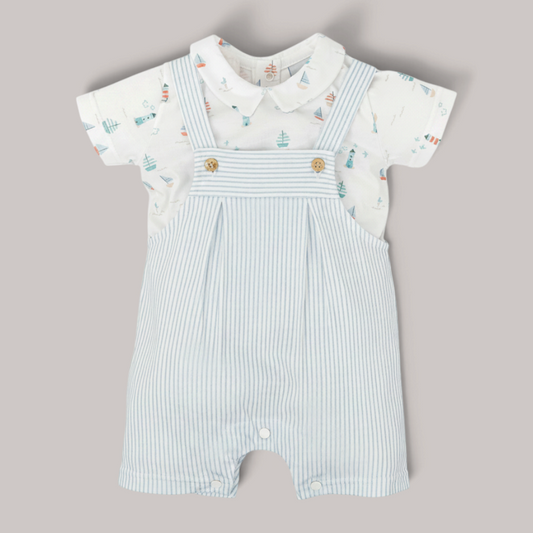 Conjunto NAVIA para bebé con camiseta de barcos y pelele de rayas azules estilo marinero en algodón suave.
