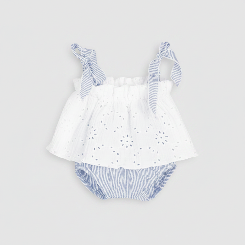 Conjunto bebé con top bordado blanco y cubrepañal de rayas azules