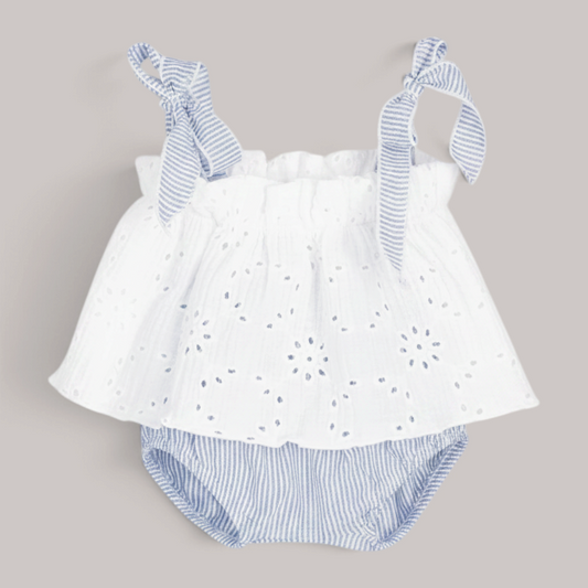 Conjunto NAVIA para bebé con top blanco de bordado suizo y cubrepañal de rayas azules con lazos en los tirantes