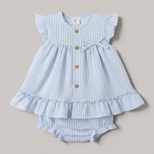 Conjunto NAVIA de bebé con chambrita de rayas azul cielo, volantes en mangas, botones de madera y braguita a juego.