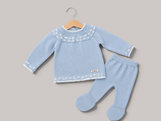 Conjunto de punto azul para bebé de NAVIA con detalles en blanco, tejido suave y cálido para otoño e invierno.