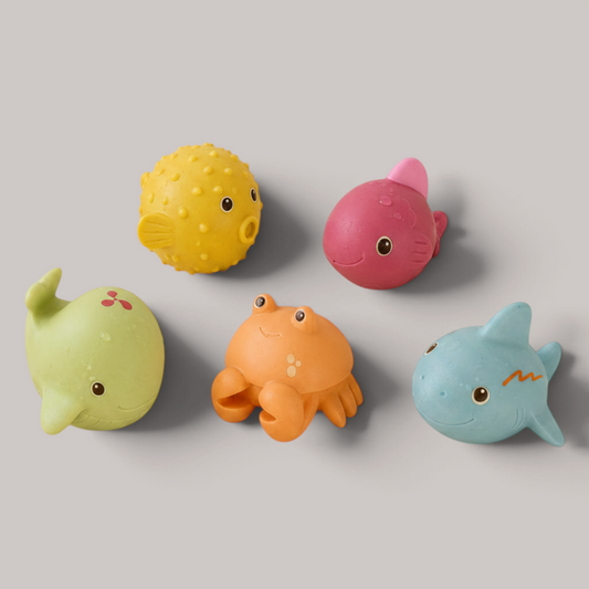 Juguetes de baño sensoriales para bebé set animales marinos Kiokids sobre fondo gris perla