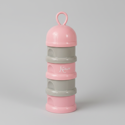 Dosificador de leche en polvo Kiokids rosa sobre fondo gris perla