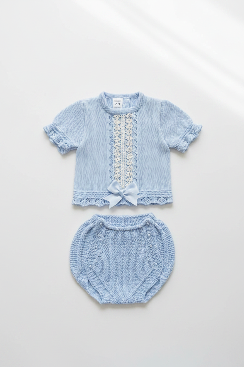 Conjunto bebé niño azul punto camisa y braguita en plano sobre fondo blanco