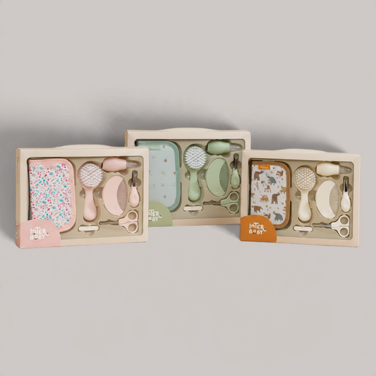 Set de aseo para bebé Interbaby sobre fondo gris perla