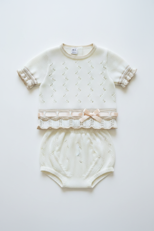 Conjunto bebé crudo punto unisex camisa y braguita en plano sobre fondo blanco