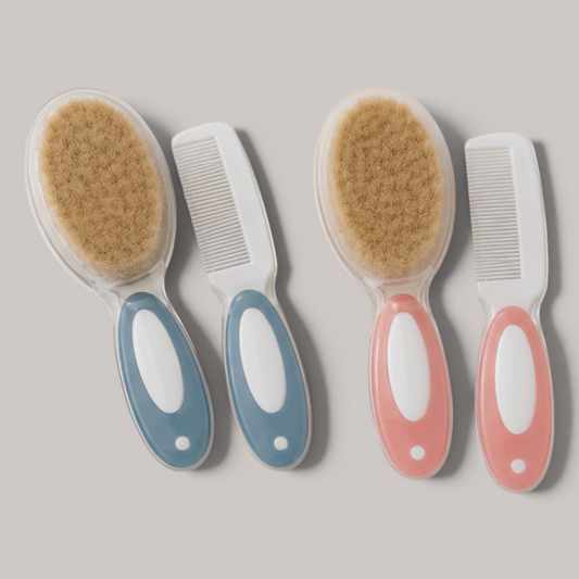 Set de cepillo y peine para bebé Saro sobre fondo gris perla