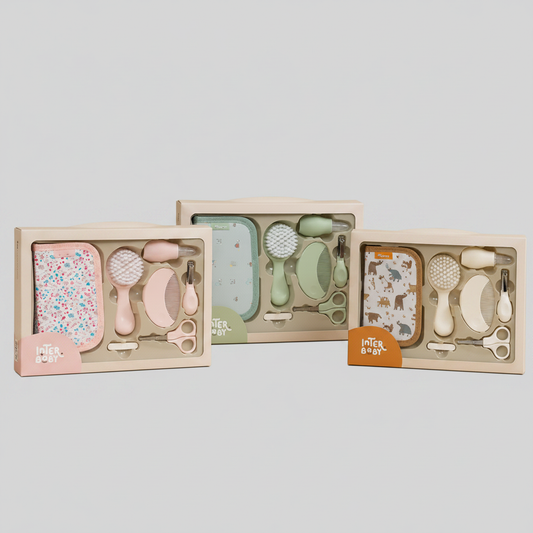 Set de aseo para bebé Interbaby sobre fondo gris perla