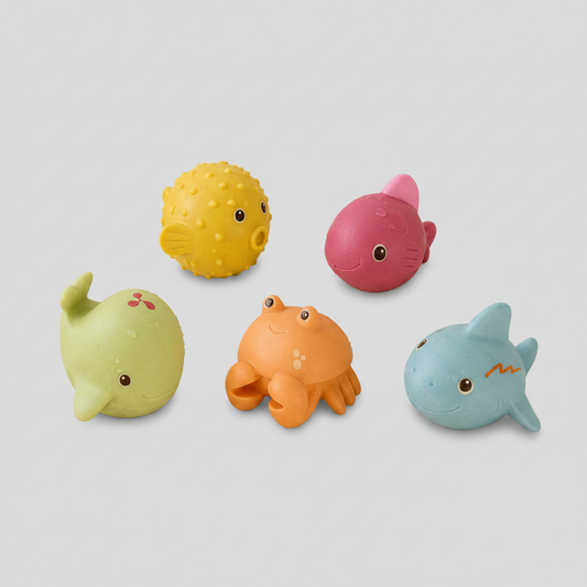 Juguetes de baño sensoriales para bebé set animales marinos Kiokids sobre fondo gris perla