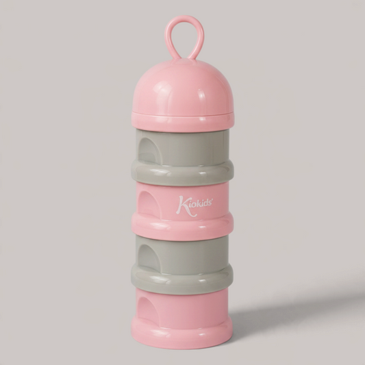 Dosificador de leche en polvo Kiokids rosa sobre fondo gris perla