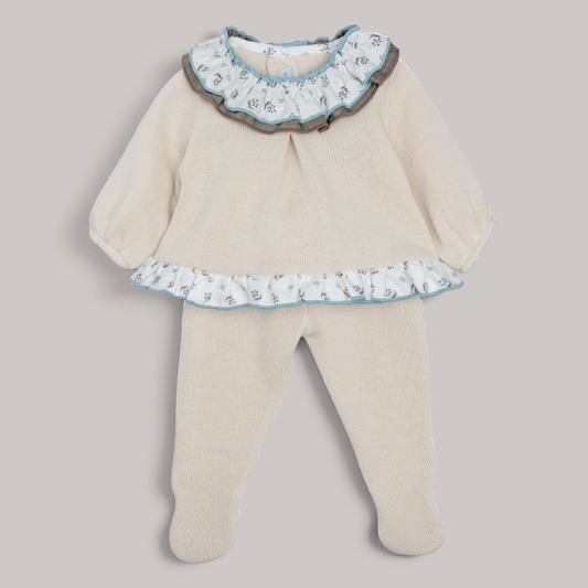 Conjunto de punto NAVIA en color crudo con jersey de volante floral y polaina a juego para bebé