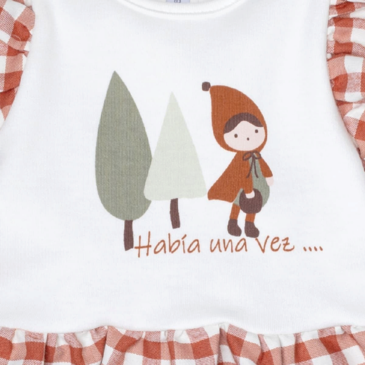 Camiseta blanca de algodón NAVIA con ilustración de niña y árboles, detalles de volantes en vichy terracota.