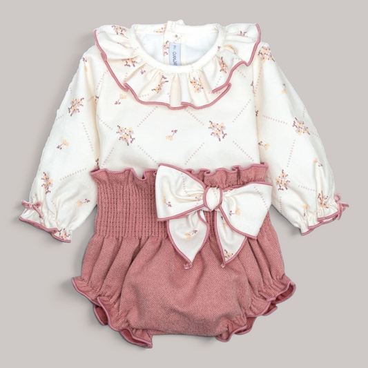 Conjunto NAVIA Calamaro de algodón con blusa floral de volantes y pololo rosa empolvado con lazo decorativo