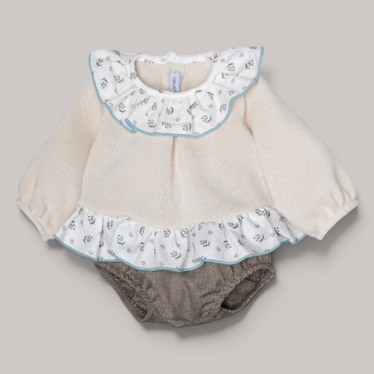 Conjunto NAVIA de Calamaro con jersey de punto crudo, volantes florales y braguita color topo para bebé