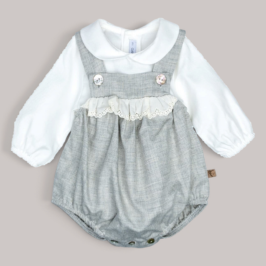 Conjunto NAVIA de peto gris con puntilla y camisa blanca de cuello bebé para bebé, fabricado en algodón 100%.