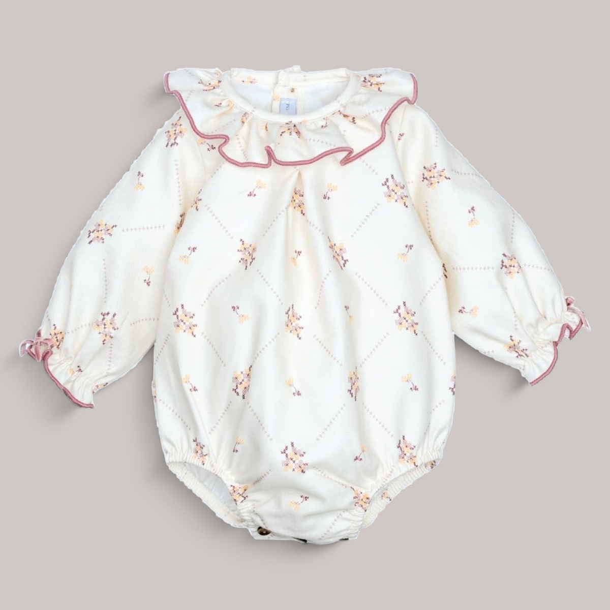 Pelele NAVIA de algodón crudo con estampado floral, cuello de volante y detalles en rosa para bebé
