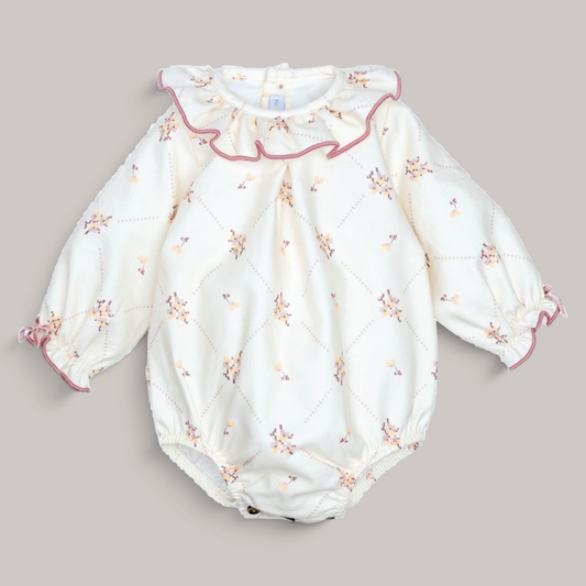 Pelele NAVIA de algodón crudo con estampado floral, cuello de volante y detalles en rosa para bebé