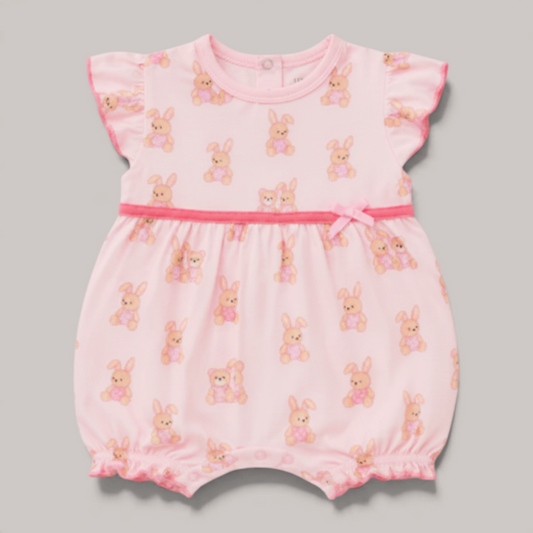 Pelele de bebé niña NAVIA en rosa con estampado de conejitos, mangas con volantes y lazo decorativo en la cintura.
