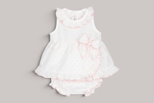 Conjunto de jesusito NAVIA blanco con estampado rosa, volantes y lazo lateral, incluye braga a juego para bebé.